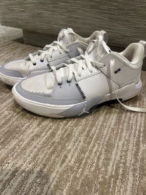Jordan Low-Top Sneakers in White and Light Gray